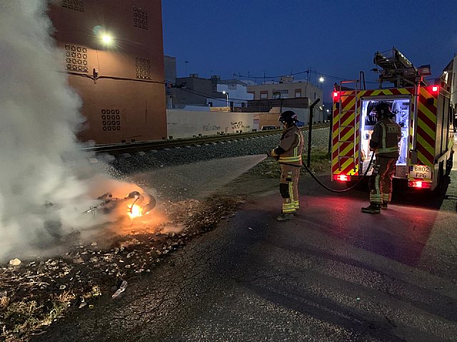 Apagan esta pasada madrugada el incendio de una moto en Águilas - 1, Foto 1