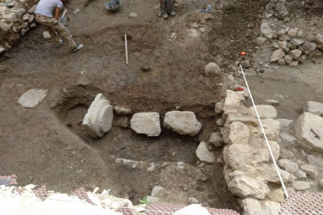 Hallan un horno cerámico, restos de un capitel y una basa toscanas de los siglos VI y VII en la calle Escorial - 1, Foto 1