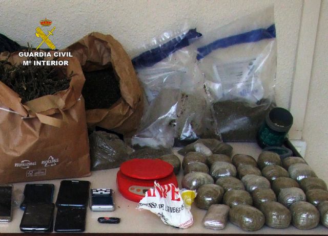 La Guardia Civil desmantela un punto de distribución de droga en una vivienda ocupada donde se produjeron unos disparos - 2, Foto 2