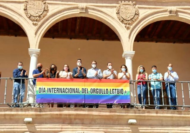 La bandera arcoíris ondea ya en el balcón del Ayuntamiento de Lorca - 1, Foto 1