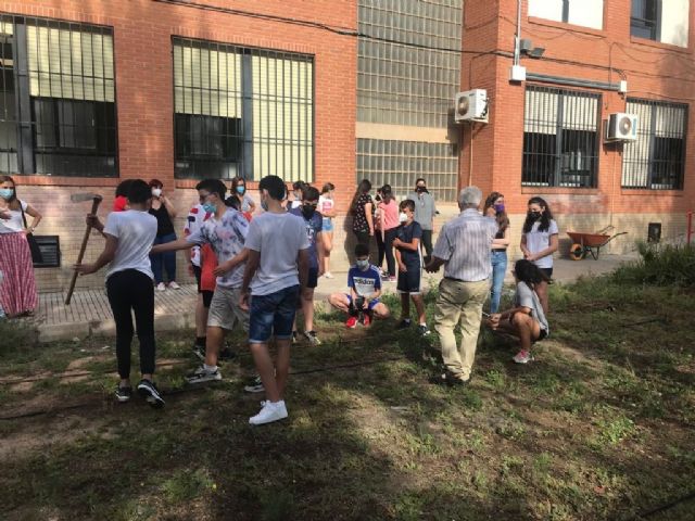 La concejalía de Educación Medioambiental organiza la primera plantación para dar forma al Arboretum del IES Rey Carlos III - 1, Foto 1