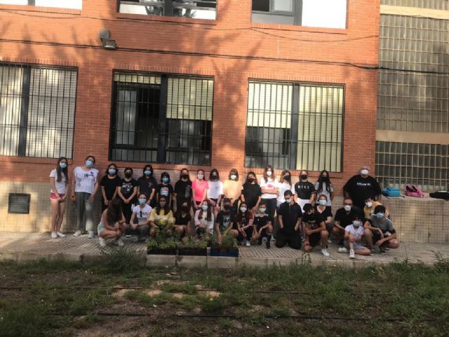 La concejalía de Educación Medioambiental organiza la primera plantación para dar forma al Arboretum del IES Rey Carlos III - 2, Foto 2