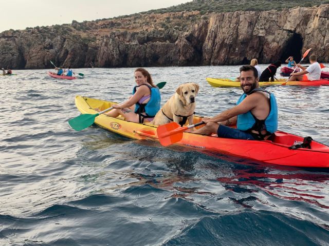 Solidaridad y diversión en el i paseo canino en kayak de puerto de Mazarrón, Foto 2