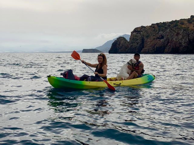 Solidaridad y diversión en el i paseo canino en kayak de puerto de Mazarrón, Foto 5