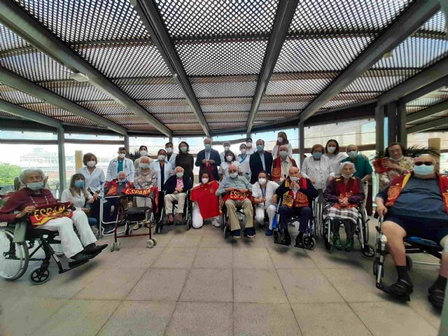 Vicente del Bosque visita la residencia de Sanitas El Viso para compartir sus recuerdos futbolísticos con los residentes - 1, Foto 1