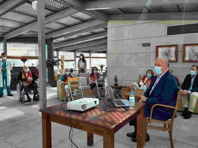 Vicente del Bosque visita la residencia de Sanitas El Viso para compartir sus recuerdos futbolísticos con los residentes - 2, Foto 2