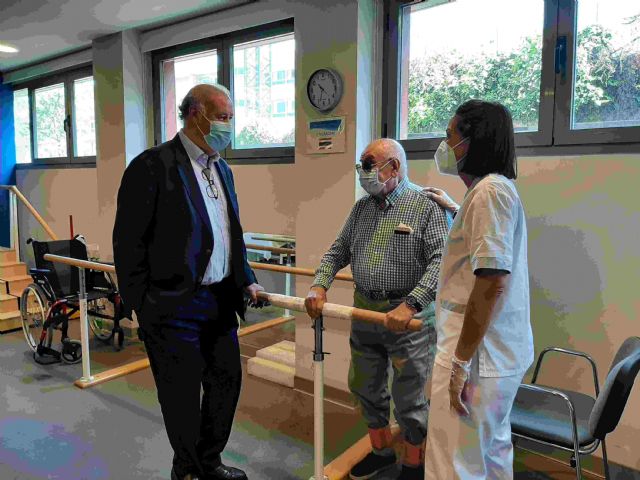 Vicente del Bosque visita la residencia de Sanitas El Viso para compartir sus recuerdos futbolísticos con los residentes - 3, Foto 3