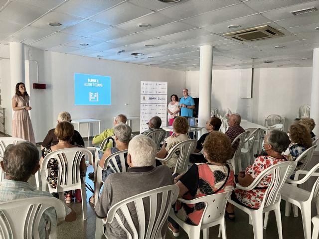 Voluntarios de CaixaBank imparten un Taller de Educación Financiera a mayores - 1, Foto 1