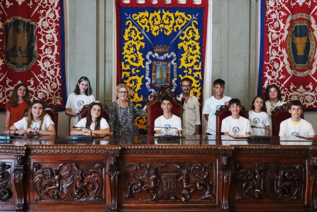 Los alumnos de los colegios Poeta Antonio Oliver y Virginia Pérez y el IES Los Molinos descubren el Palacio Consistorial - 1, Foto 1