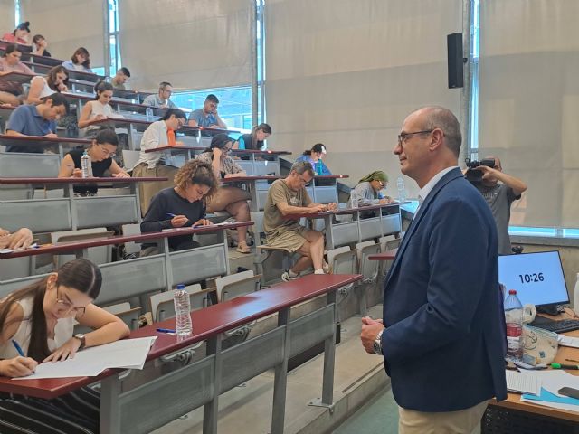 10.927aspirantes se presentan al primer examen de las oposiciones a Secundaria, que comienzan con normalidad - 1, Foto 1