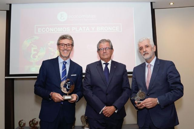 Los economistas entregan a Durán el Ecónomo Institucional y al consejero de Hacienda el de Plata por sus 25 años de colegiación - 1, Foto 1