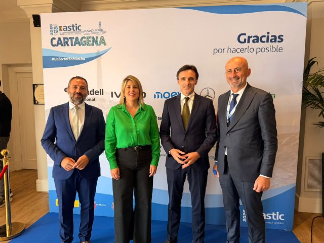 El Gobierno regional destaca el papel estratégico del transporte internacional por carretera para la competitividad de la Región - 2, Foto 2