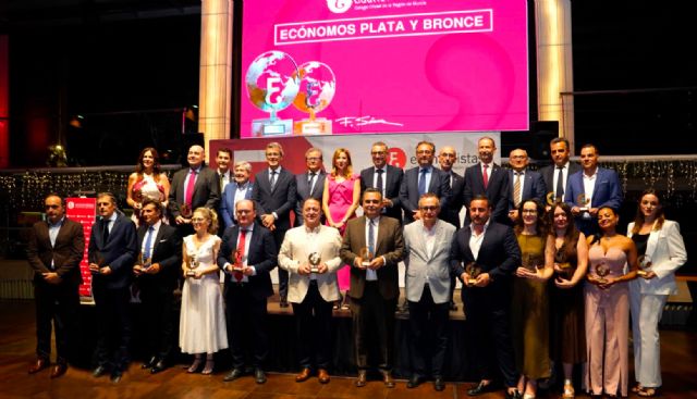 Los economistas de la Región de Murcia distinguen a José Luján con el Ecónomo Institucional en la entrega de galardones a los profesionales con 25 y 15 años de colegiación - 2, Foto 2