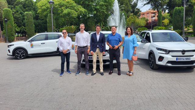 El Ayuntamiento de Molina de Segura presenta tres nuevos vehículos eléctricos para los servicios técnicos de la Concejalía de Vía Pública - 3, Foto 3