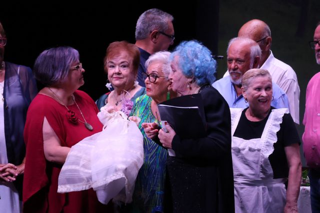 Más de 400 personas disfrutan de la comedia musical “Todos al Bautizo” del coro de mayores Voces Doradas - 2, Foto 2