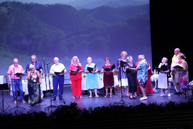 Más de 400 personas disfrutan de la comedia musical “Todos al Bautizo” del coro de mayores Voces Doradas - 4, Foto 4