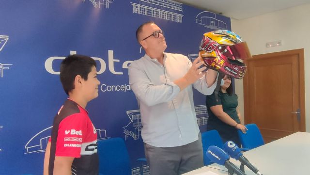 El joven piloto lorquino Pablo Segura presenta el casco con el que llevará el nombre de Lorca por los circuitos internacionales - 2, Foto 2