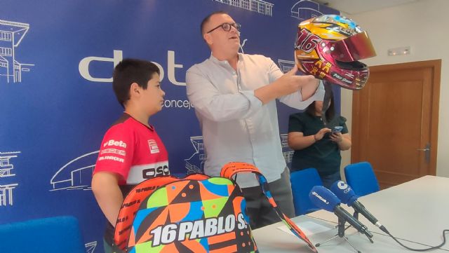 El joven piloto lorquino Pablo Segura presenta el casco con el que llevará el nombre de Lorca por los circuitos internacionales - 3, Foto 3