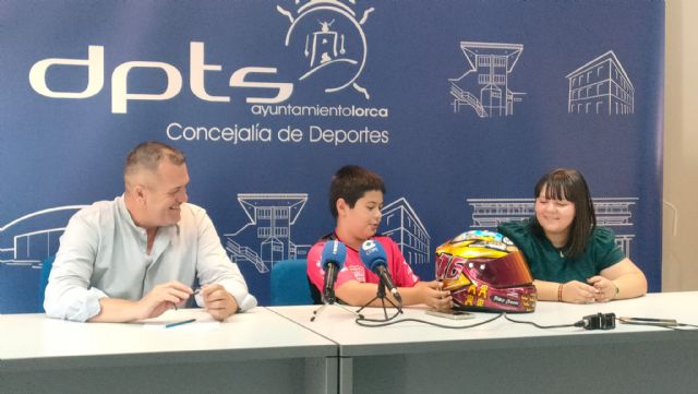 El joven piloto lorquino Pablo Segura presenta el casco con el que llevará el nombre de Lorca por los circuitos internacionales - 4, Foto 4