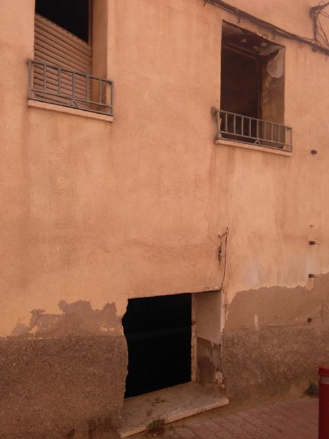 El PSOE denuncia la lamentable situación en la que se encuentra un edificio abandonado en la calle Eulogio Periago - 1, Foto 1
