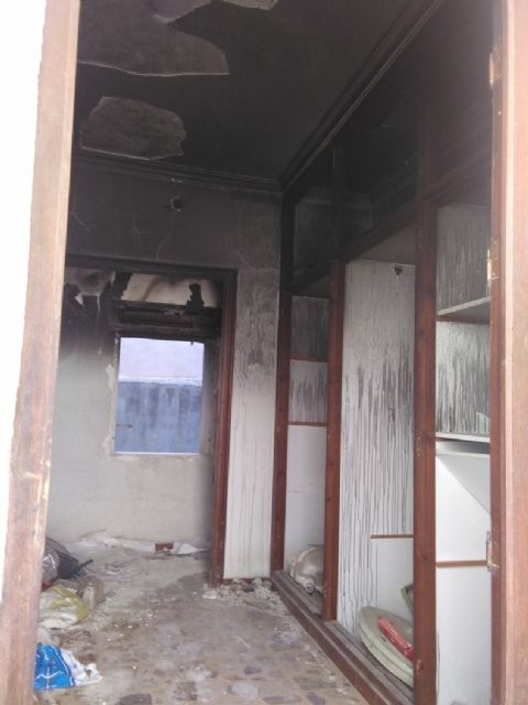 El PSOE denuncia la lamentable situación en la que se encuentra un edificio abandonado en la calle Eulogio Periago - 4, Foto 4