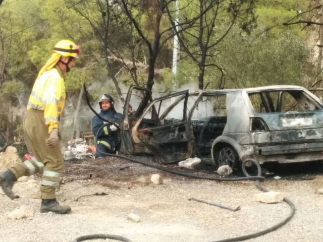 Un vehculo se incendia en el Parque Regional de Sierra Espuña, Foto 2