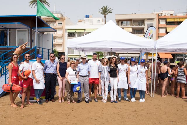 Cruz Roja y Ayuntamiento sensibilizan a la poblacin infantil sobre los hbitos saludables en la playa, Foto 1