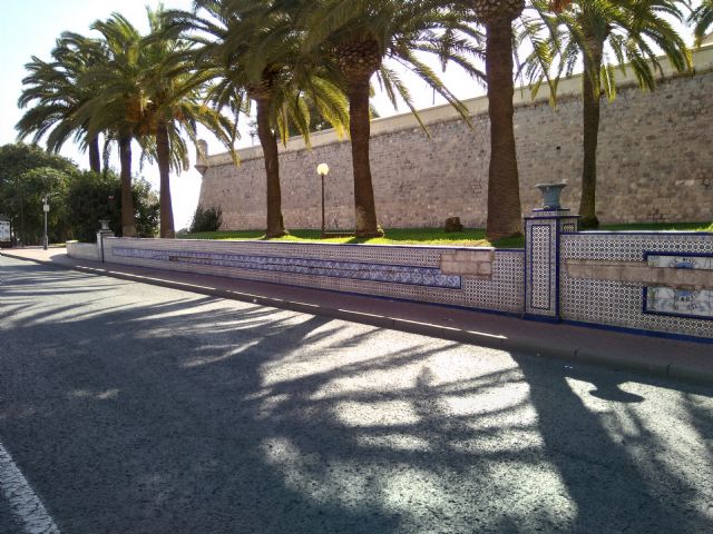 Ciudadanos pide al Ayuntamiento que acondicione el paño de azulejería de la avenida Trovero Marín - 1, Foto 1
