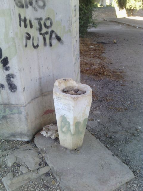 Ahora Murcia denuncia el abandono del jardín al norte de la contraparada, lleno de suciedad y en un estado lamentable e insalubre - 1, Foto 1
