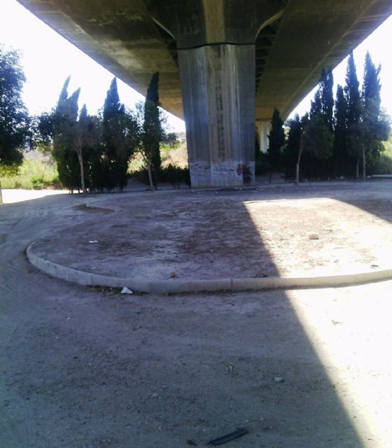 Ahora Murcia denuncia el abandono del jardín al norte de la contraparada, lleno de suciedad y en un estado lamentable e insalubre - 2, Foto 2