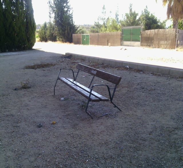 Ahora Murcia denuncia el abandono del jardín al norte de la contraparada, lleno de suciedad y en un estado lamentable e insalubre - 5, Foto 5