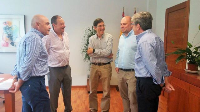 El consejero de Salud, Manuel Villegas, se reúne con representantes de CERMI - 1, Foto 1