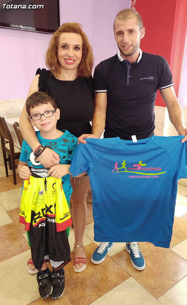El ciclista Chescos Romera dar visibilidad a la mastocitosis luciendo una camiseta en las carreras en las que participe, Foto 1