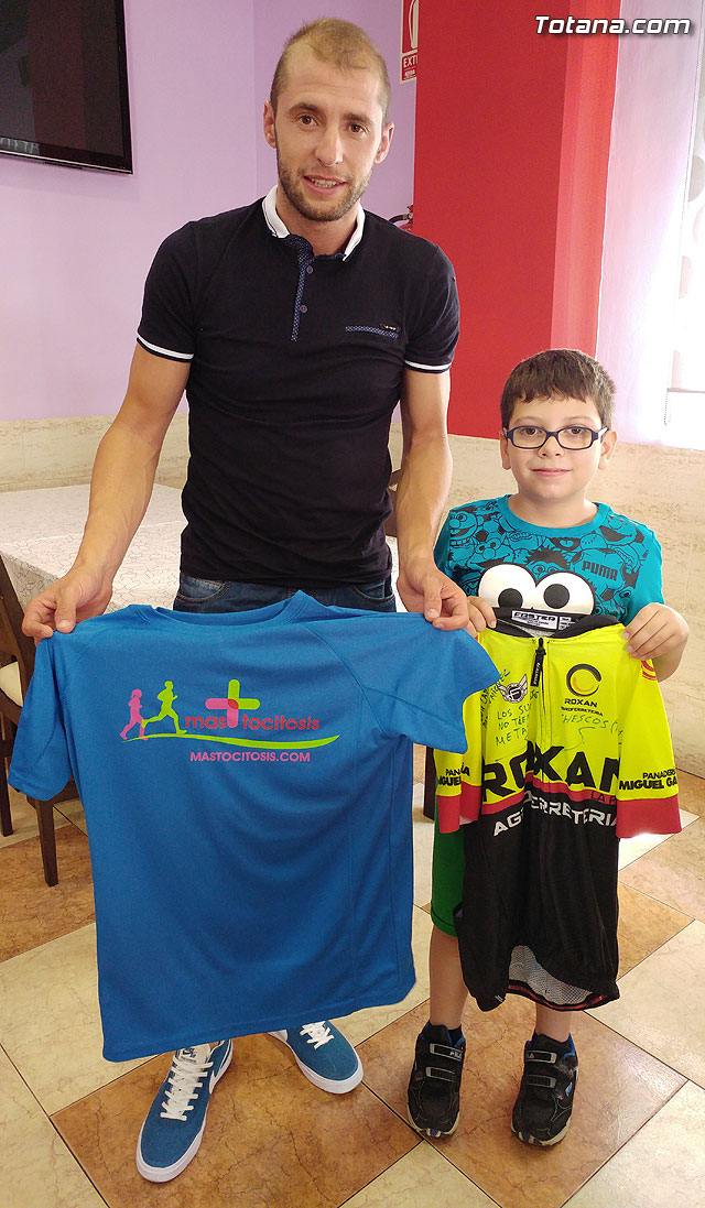 El ciclista Chescos Romera dar visibilidad a la mastocitosis luciendo una camiseta en las carreras en las que participe, Foto 2