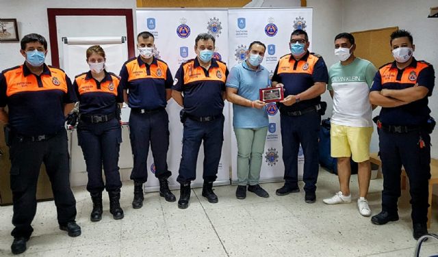 Protección Civil y el personal de Obras y Servicios, homenajeados por colaborar en el reparto de material escolar en el confinamiento - 1, Foto 1