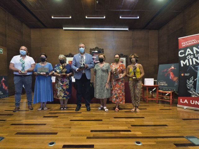 Los escaparates de los comercios de La Unión se engalanan con los trofeos del Cante de las Minas - 1, Foto 1