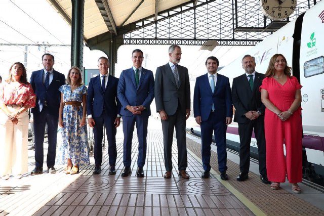 El presidente del Gobierno, Pedro Sánchez, junto al Rey Felipe VI, en la fotografía de familia del viaje inaugural del AVE Madrid-Burgos en su parada en Valladolid. | Foto: Moncloa, Foto 1