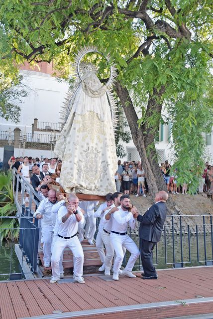 La Talla de la Virgen del Carmen del puente de Triana realizó la procesión marinera por el Guadalquivir - 4, Foto 4