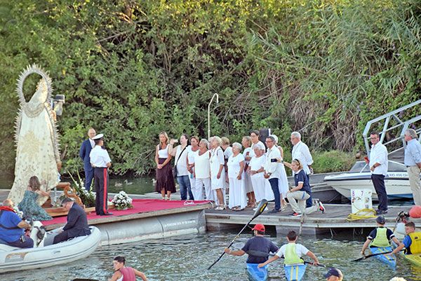 La Talla de la Virgen del Carmen del puente de Triana realizó la procesión marinera por el Guadalquivir - 5, Foto 5