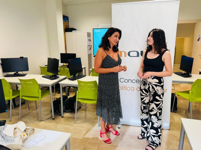 Los mayores de Lorca disfrutan este mes de julio de un taller gratuito sobre el uso del teléfono móvil - 2, Foto 2