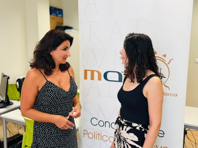 Los mayores de Lorca disfrutan este mes de julio de un taller gratuito sobre el uso del teléfono móvil - 3, Foto 3