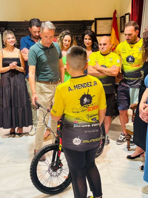 El alcalde de Lorca desea suerte al joven piloto lorquino Alfonso Méndez para el Mundial de trialbici del próximo fin de semana - 2, Foto 2
