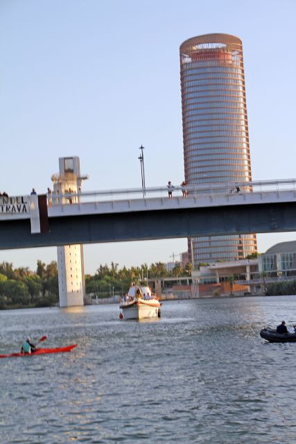 Pétalos, oración y memoria para los marineros en la inolvidable procesión fluvial del Carmen de Calatrava - 2, Foto 2