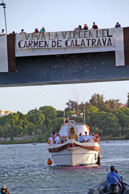 Pétalos, oración y memoria para los marineros en la inolvidable procesión fluvial del Carmen de Calatrava - 3, Foto 3