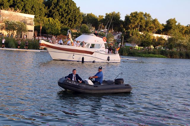 Pétalos, oración y memoria para los marineros en la inolvidable procesión fluvial del Carmen de Calatrava - 4, Foto 4