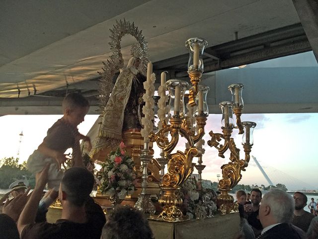 Pétalos, oración y memoria para los marineros en la inolvidable procesión fluvial del Carmen de Calatrava - 5, Foto 5