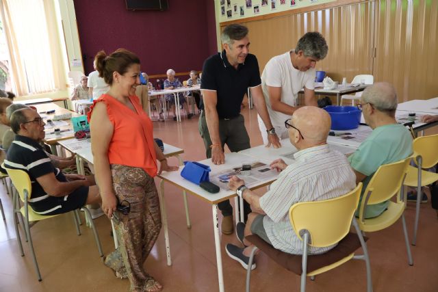 Los mayores del Centro de D�a aprenden jardiner�a