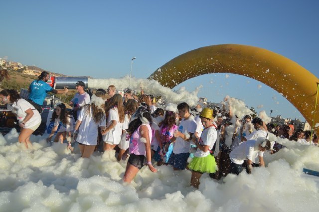 Baño de espuma de multitudes en la Spume Run Mazarrón, Foto 2