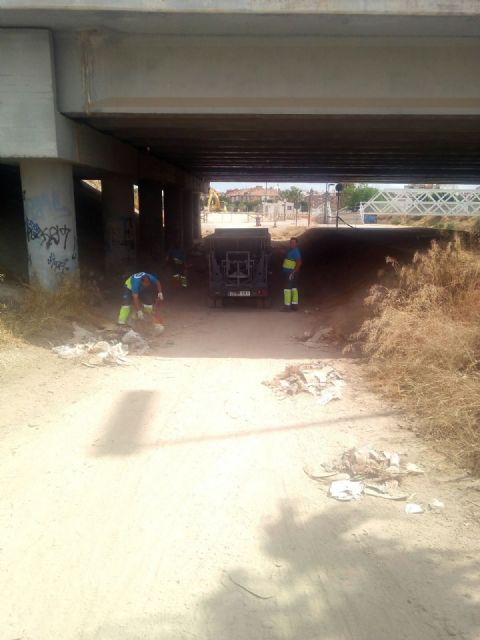 Fomento realiza una limpieza en profundidad de los alrededores del aparcamiento disuasorio del Malecón - 1, Foto 1