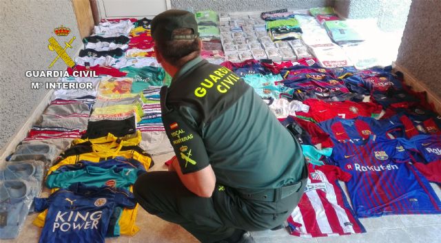 La Guardia Civil retira del mercado más de 300 prendas textiles falsificadas - 1, Foto 1